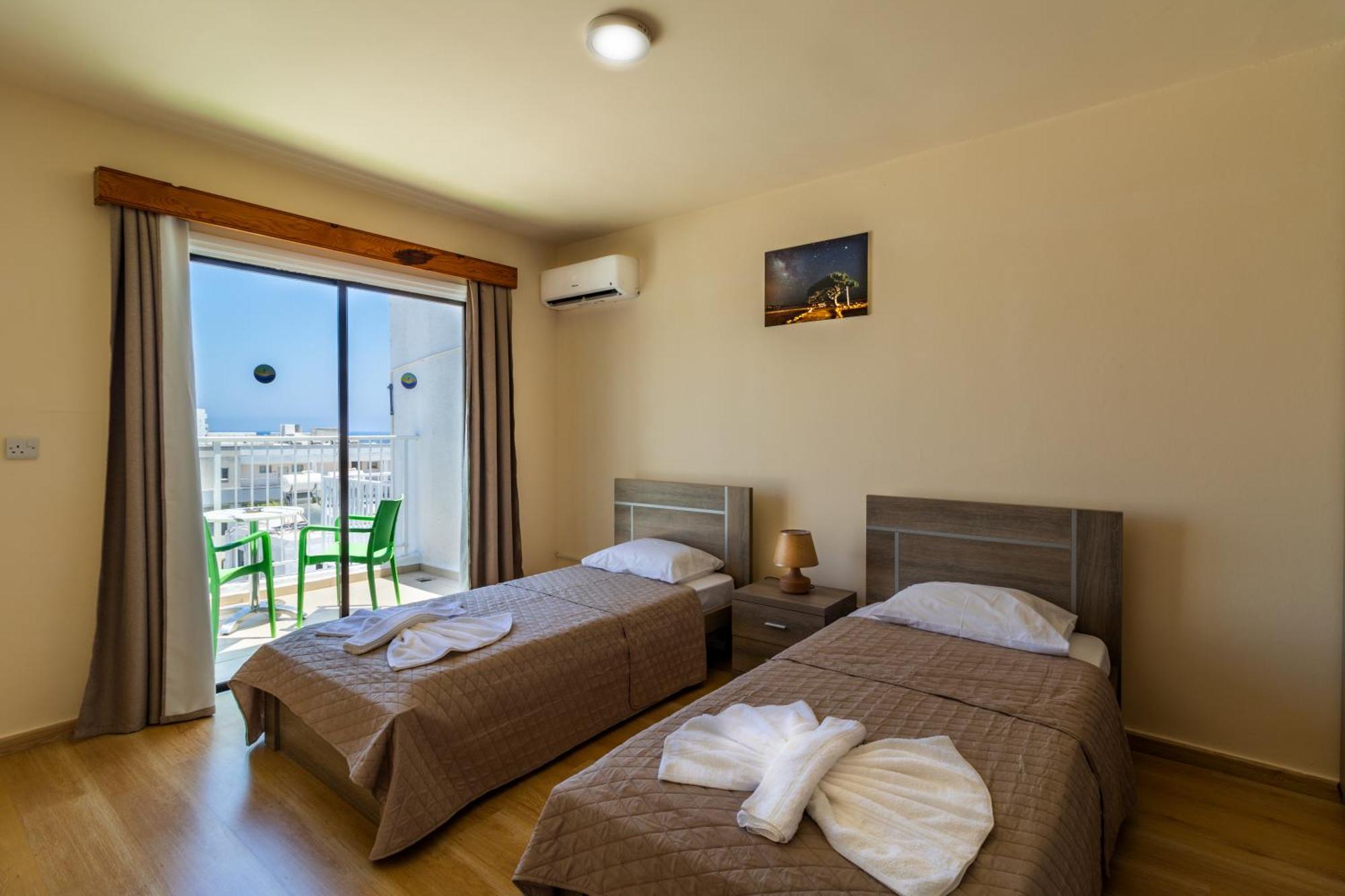Leucolla Hill & Sea Apartment Протарас Стая снимка